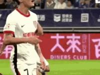 乐鱼体育 官方平台-球迷辱骂韦世豪妻子！队友发声：有些看台连做人的底线都没了的简单介绍