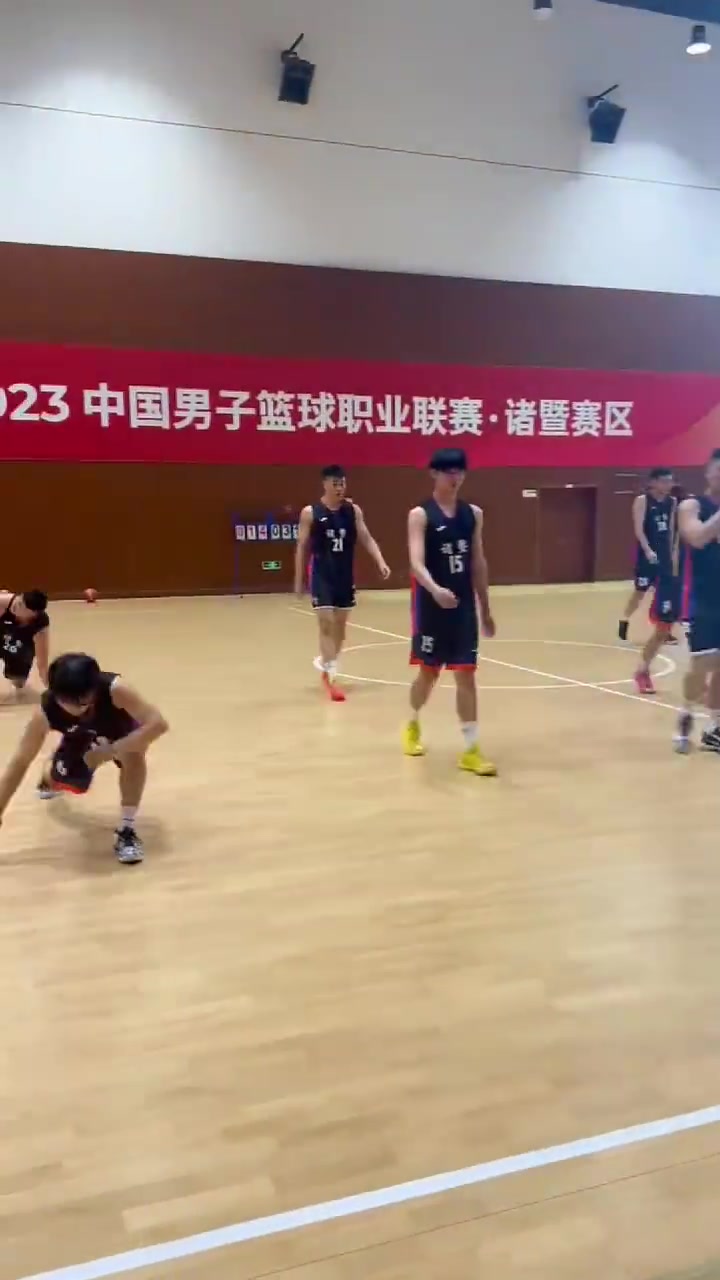 包含“浙BA”揭幕战，诸暨队VS柯桥队巴塞罗那大爷也来现场看比赛：“诸暨珍行，柯桥布行”#浙BA#我打我的浙BA（潮新闻记者杜雪梅）的词条