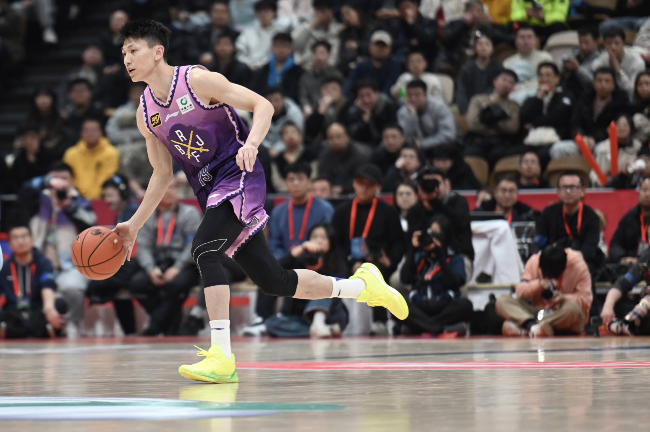 上赛季场均1.4分1.7板媒体人俞长栋新赛季将签约宁波男篮