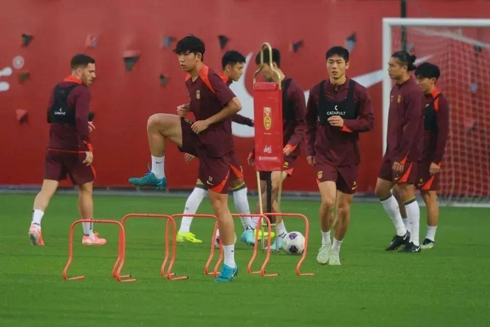 国足东亚杯首战出炉！重回双后腰战术，首发11人浮现的简单介绍